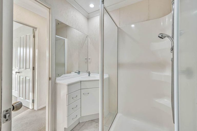 Photo of property in 52 Mirrabooka Avenue, Botany Downs, Auckland, 2010