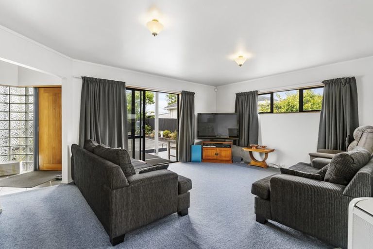 Photo of property in 12 Gloria Avenue, Te Atatu Peninsula, Auckland, 0610