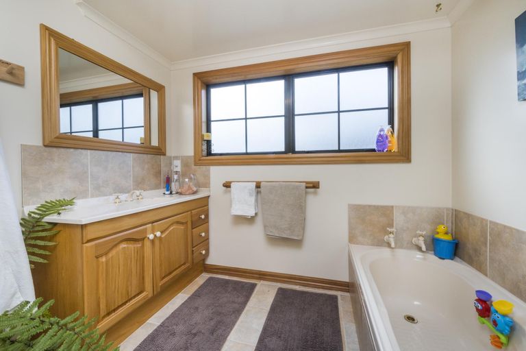 Photo of property in 116 Pacific Drive, Fitzherbert, Palmerston North, 4410