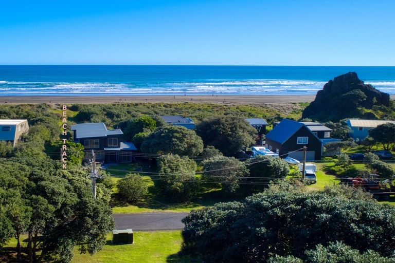 Photo of property in 43 North Piha Road, Piha, New Lynn, 0772