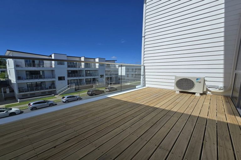 Photo of property in 2d/136 Stancombe Road, Flat Bush, Auckland, 2016