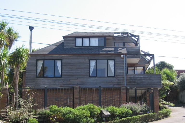 Photo of property in 2/52 Masterton Road, Rothesay Bay, Auckland, 0630