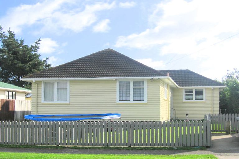 Photo of property in 18 Dorset Grove, Cannons Creek, Porirua, 5024