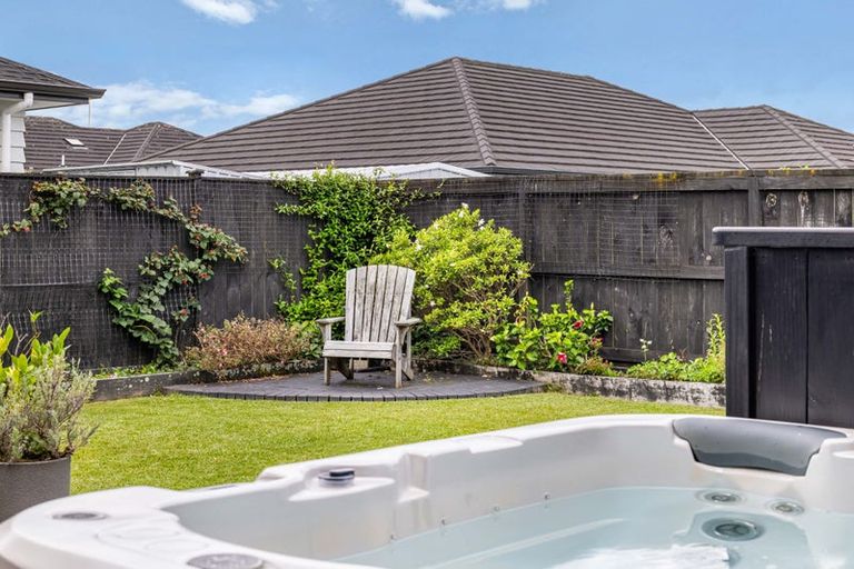 Photo of property in 11 Fred White Drive, Kumeu, 0810