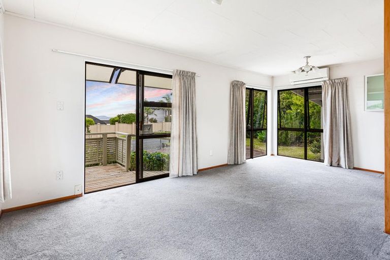Photo of property in 73 Wiseley Road, West Harbour, Auckland, 0618