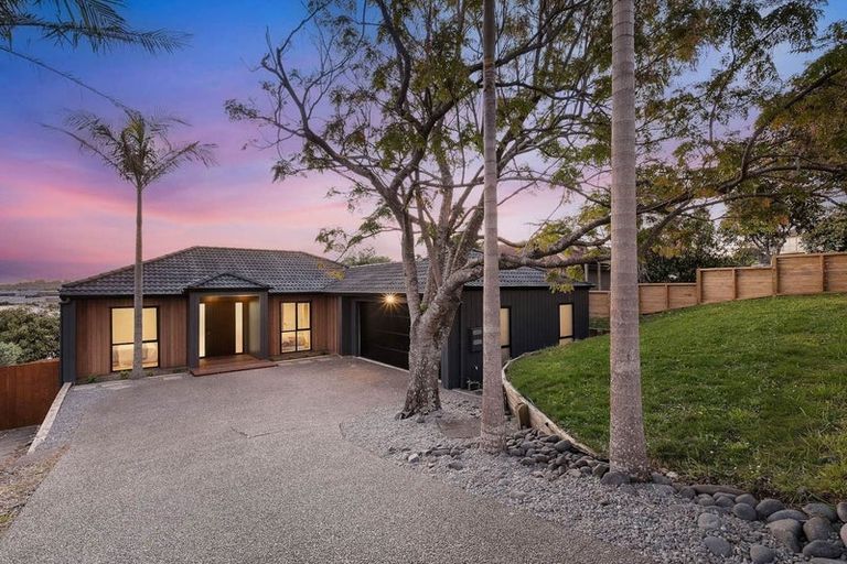 Photo of property in 20 Baulcomb Parade, Windsor Park, Auckland, 0632