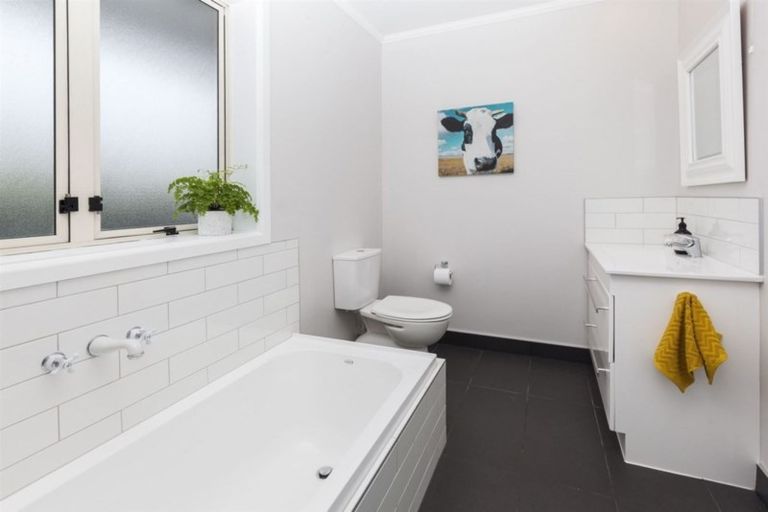 Photo of property in 2 Manor Place, Bryndwr, Christchurch, 8053