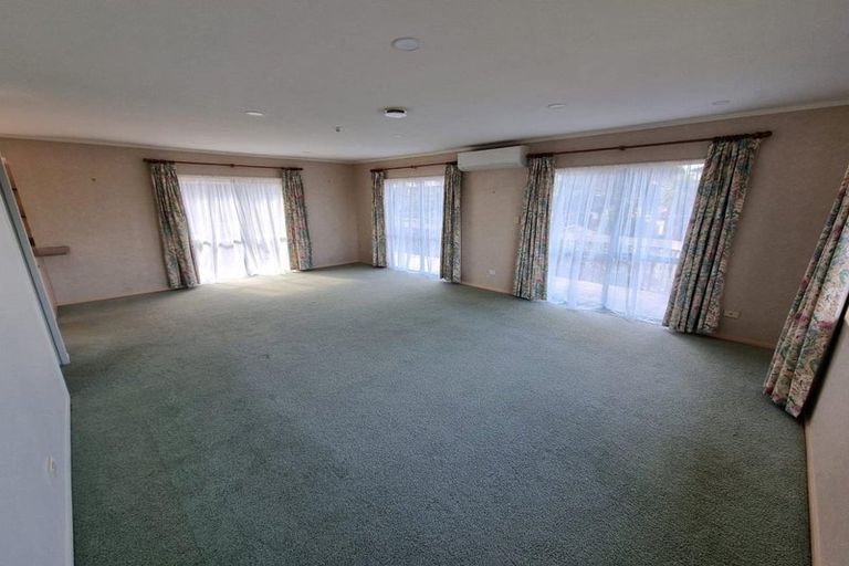 Photo of property in 16 Garcia Place, West Harbour, Auckland, 0618