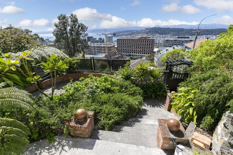 Photo of property in 22 Central Terrace, Kelburn, Wellington, 6012