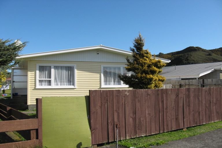 Photo of property in 4 Matthews Road, Wainuiomata, Lower Hutt, 5014