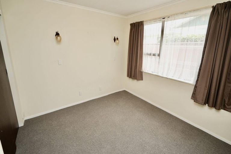 Photo of property in 43a Wikiriwhi Crescent, Awapuni, Palmerston North, 4412