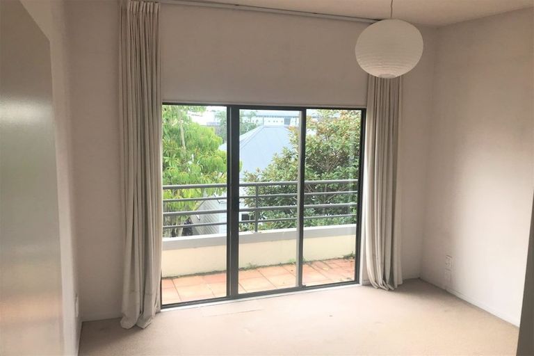 Photo of property in 8g Arotau Place, Grafton, Auckland, 1023