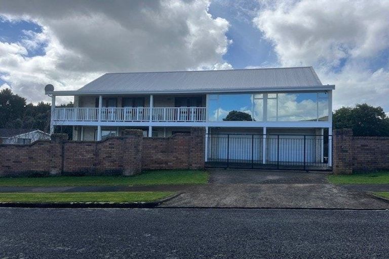 Photo of property in 24 Hurstbourn Priors, Goodwood Heights, Auckland, 2105