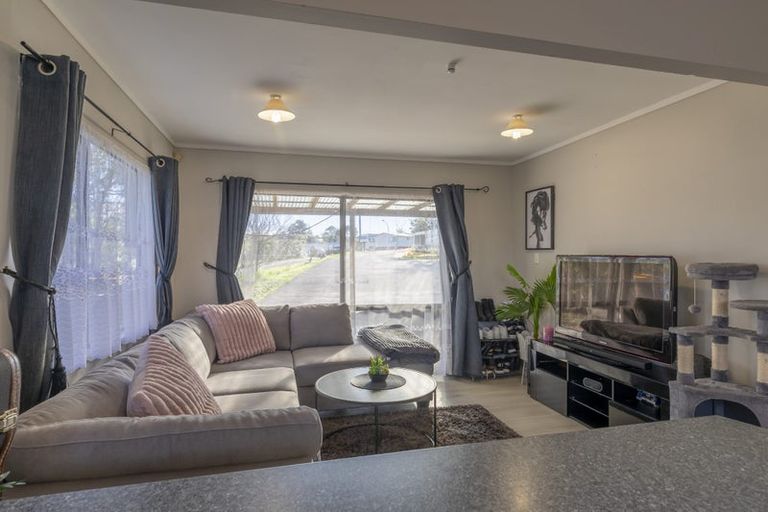 Photo of property in 2/23 Flaunty Place, West Harbour, Auckland, 0618