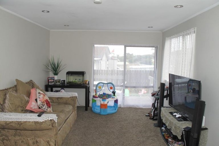 Photo of property in 2/11 Etherton Drive, Weymouth, Auckland, 2103