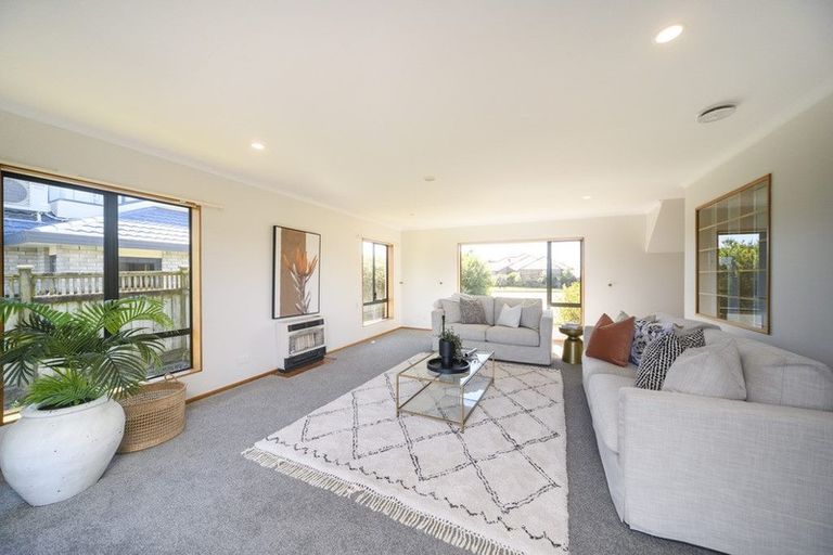 Photo of property in 122 Pacific Drive, Fitzherbert, Palmerston North, 4410