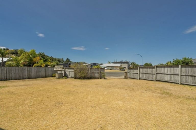 Photo of property in 11 Dotterel Place, Whitianga, 3510