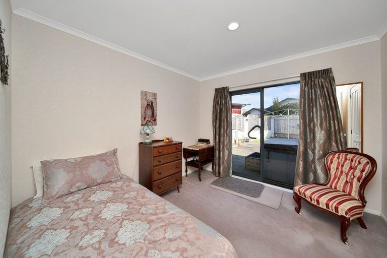 Photo of property in 12 Taylor Place, Merrilands, New Plymouth, 4312
