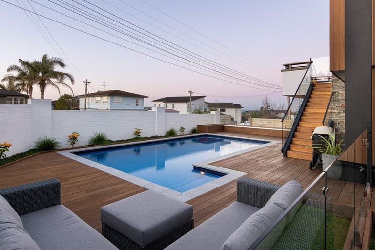 Photo of property in 1/2-4 Miri Road, Rothesay Bay, Auckland, 0630