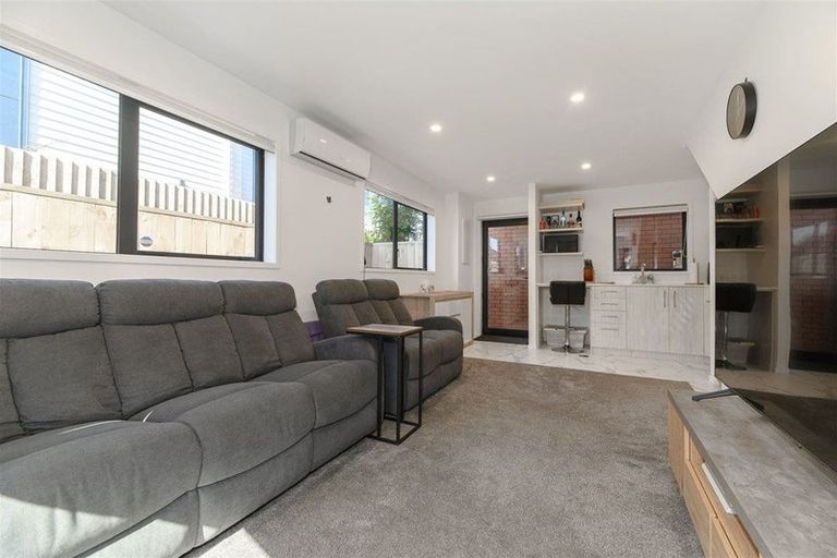 Photo of property in 2/10 Yeovil Road, Te Atatu Peninsula, Auckland, 0610