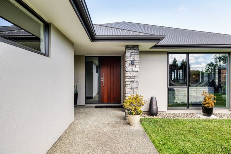 Photo of property in 3 Saint Heliers Grove, Fitzherbert, Palmerston North, 4410
