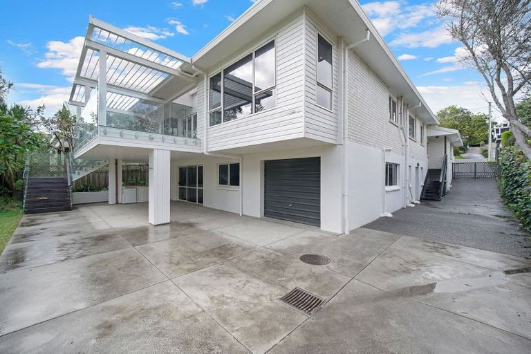 Photo of property in 9 Sandown Road, Rothesay Bay, Auckland, 0630