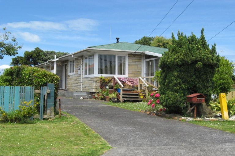 Photo of property in 20 Tarata Crescent, Mangere Bridge, Auckland, 2022