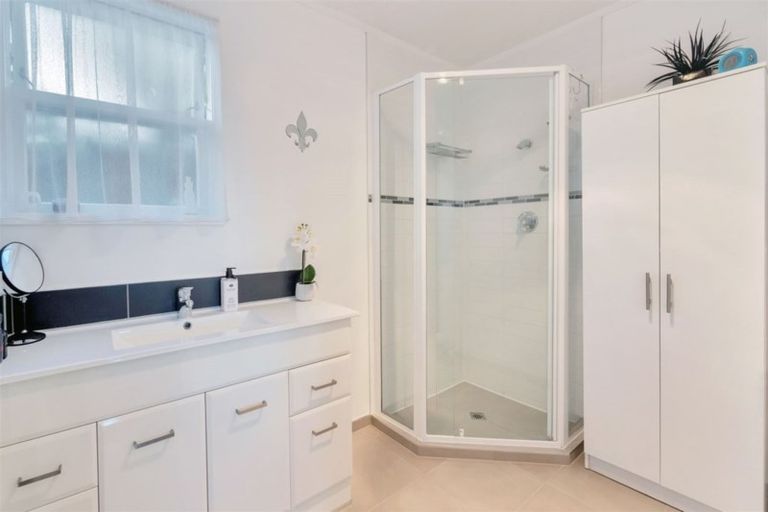 Photo of property in 9 Bodi Place, Te Atatu South, Auckland, 0610