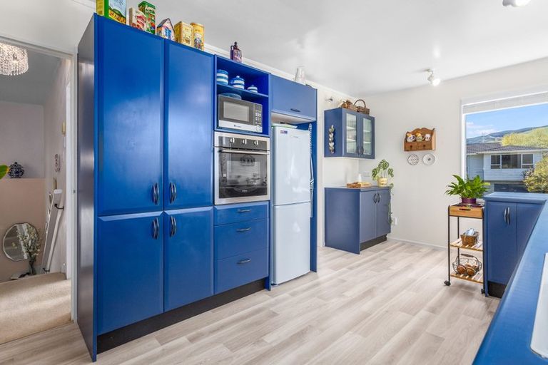 Photo of property in 1 Zande Terrace, Tawa, Wellington, 5028