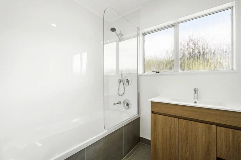 Photo of property in 2/8 Thistledew Place, Bayview, Auckland, 0629