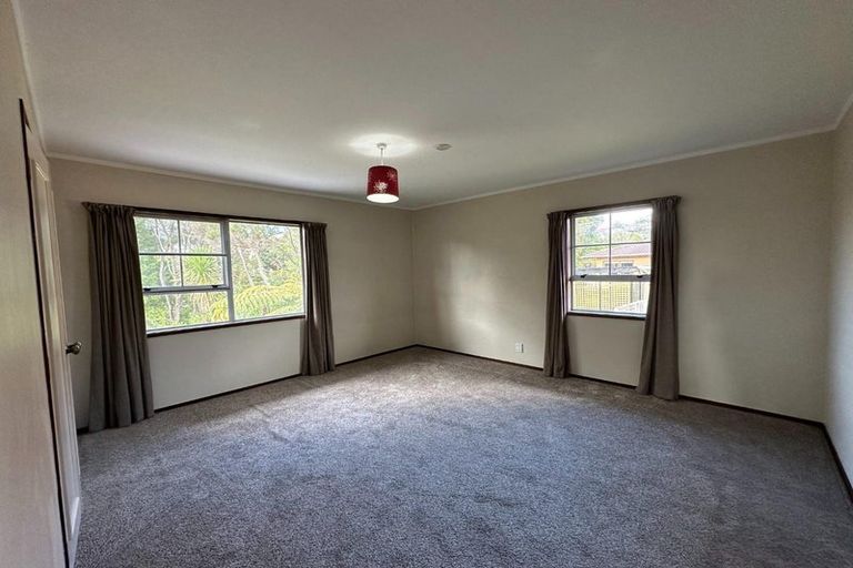 Photo of property in 11 Ravenstone Place, Chatswood, Auckland, 0626