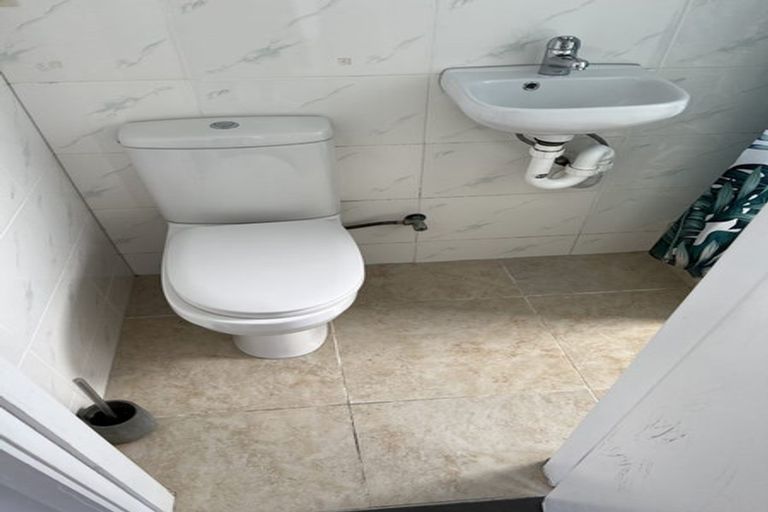 Photo of property in 41 Thornlow Street, Glendene, Auckland, 0602