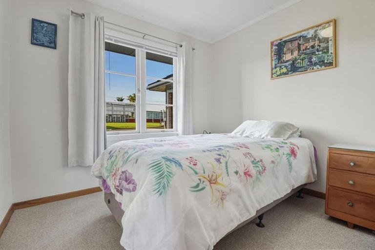 Photo of property in 2 Toru Street, Te Atatu Peninsula, Auckland, 0610