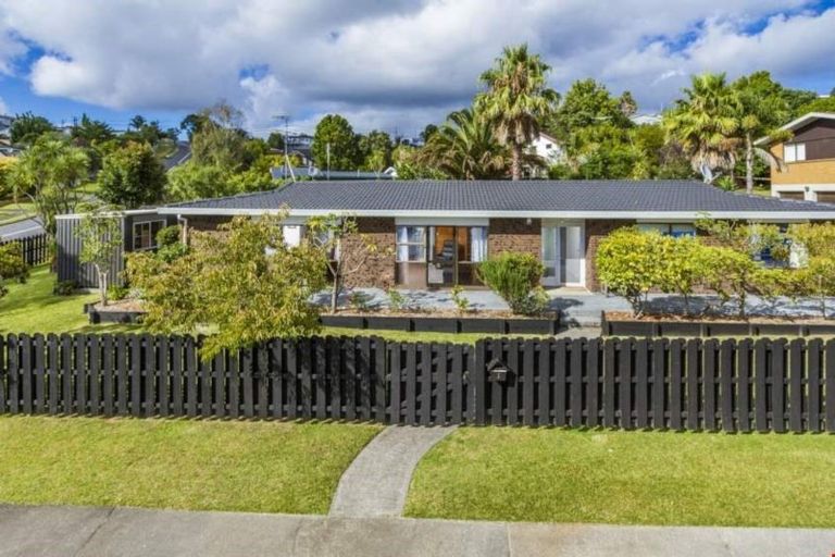 Photo of property in 1 Naviti Place, Browns Bay, Auckland, 0630