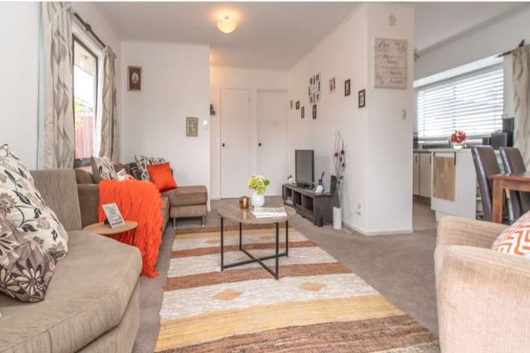 Photo of property in 2/4 Tyndrum Place, Highland Park, Auckland, 2010
