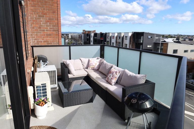 Photo of property in 3/22 Kerewhenua Crescent, Hobsonville, 0616