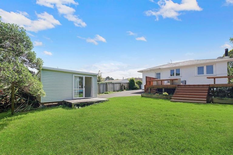 Photo of property in 35 Woodside Road, Massey, Auckland, 0614