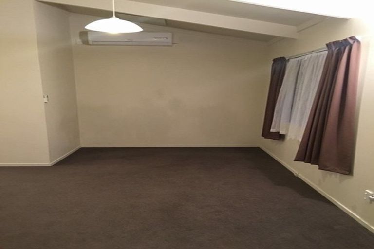 Photo of property in 17 Fernhaven Grove, Newlands, Wellington, 6037