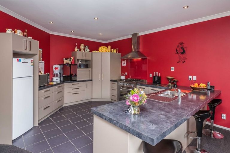 Photo of property in 19 Matuku Place, Paraparaumu Beach, Paraparaumu, 5032