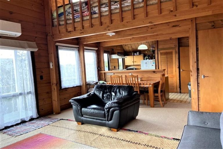 Photo of property in 1 Highlands Place, Highlands Park, New Plymouth, 4312