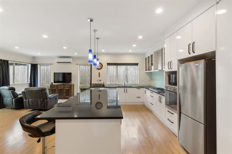 Photo of property in 11 Kilmacrennan Drive, Rosehill, Papakura, 2113