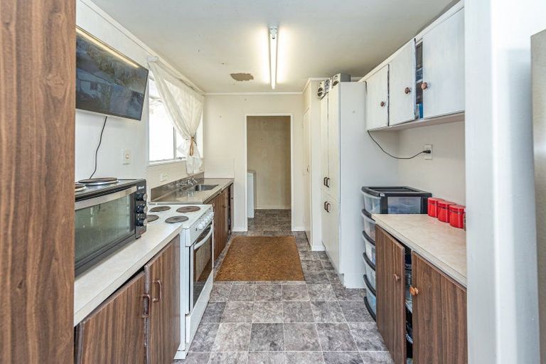 Photo of property in 28 Tongariro Street, Castlecliff, Whanganui, 4501