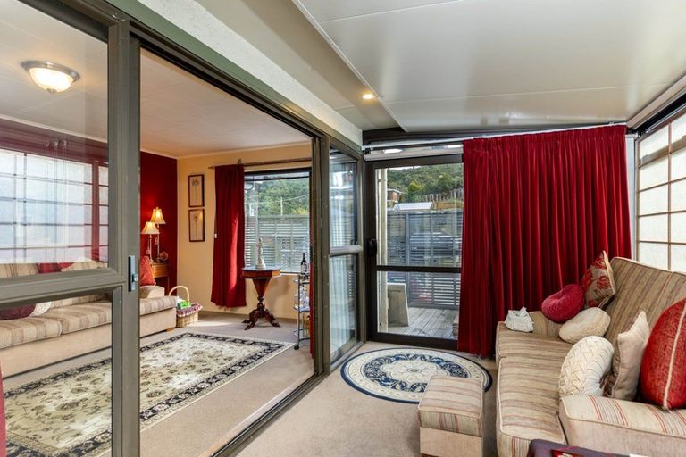 Photo of property in 102 Waikawa Road, Picton, 7220