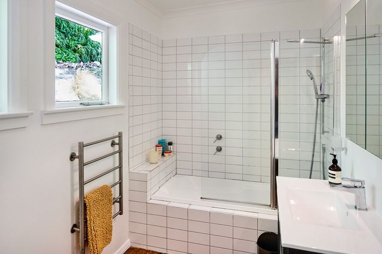 Photo of property in 40 Rona Street, Eastbourne, Lower Hutt, 5013