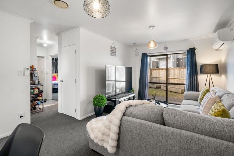 Photo of property in 14/12a Tironui Station Road East, Papakura, 2112