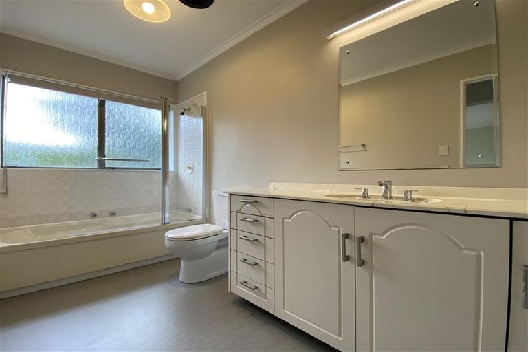 Photo of property in 2/2 Westbourne Road, Murrays Bay, Auckland, 0630