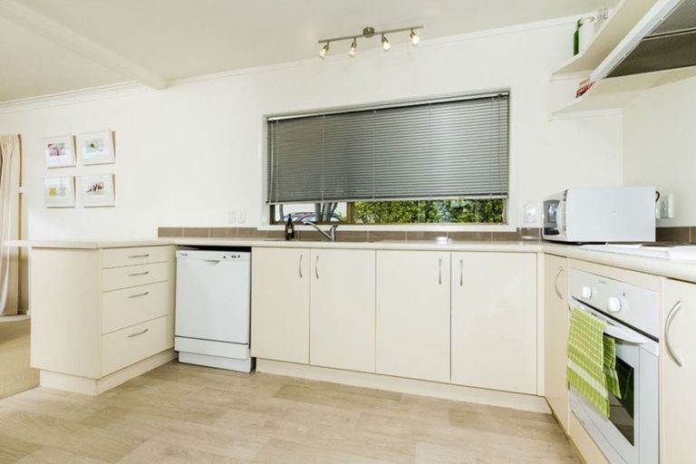 Photo of property in 1/18 Kauri Glen Road, Northcote, Auckland, 0627