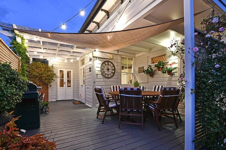 Photo of property in 2 Barton Road, Heretaunga, Upper Hutt, 5018