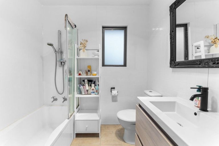 Photo of property in 3 Stuart Place, Blagdon, New Plymouth, 4310