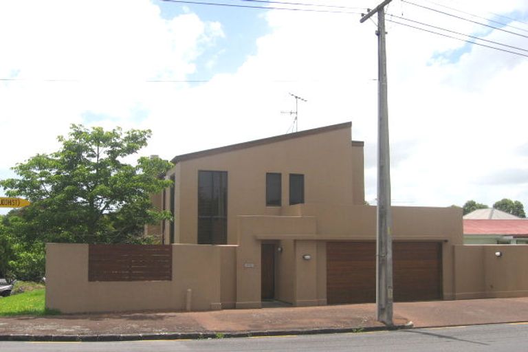 Photo of property in 30 Woodbine Avenue, Greenlane, Auckland, 1051